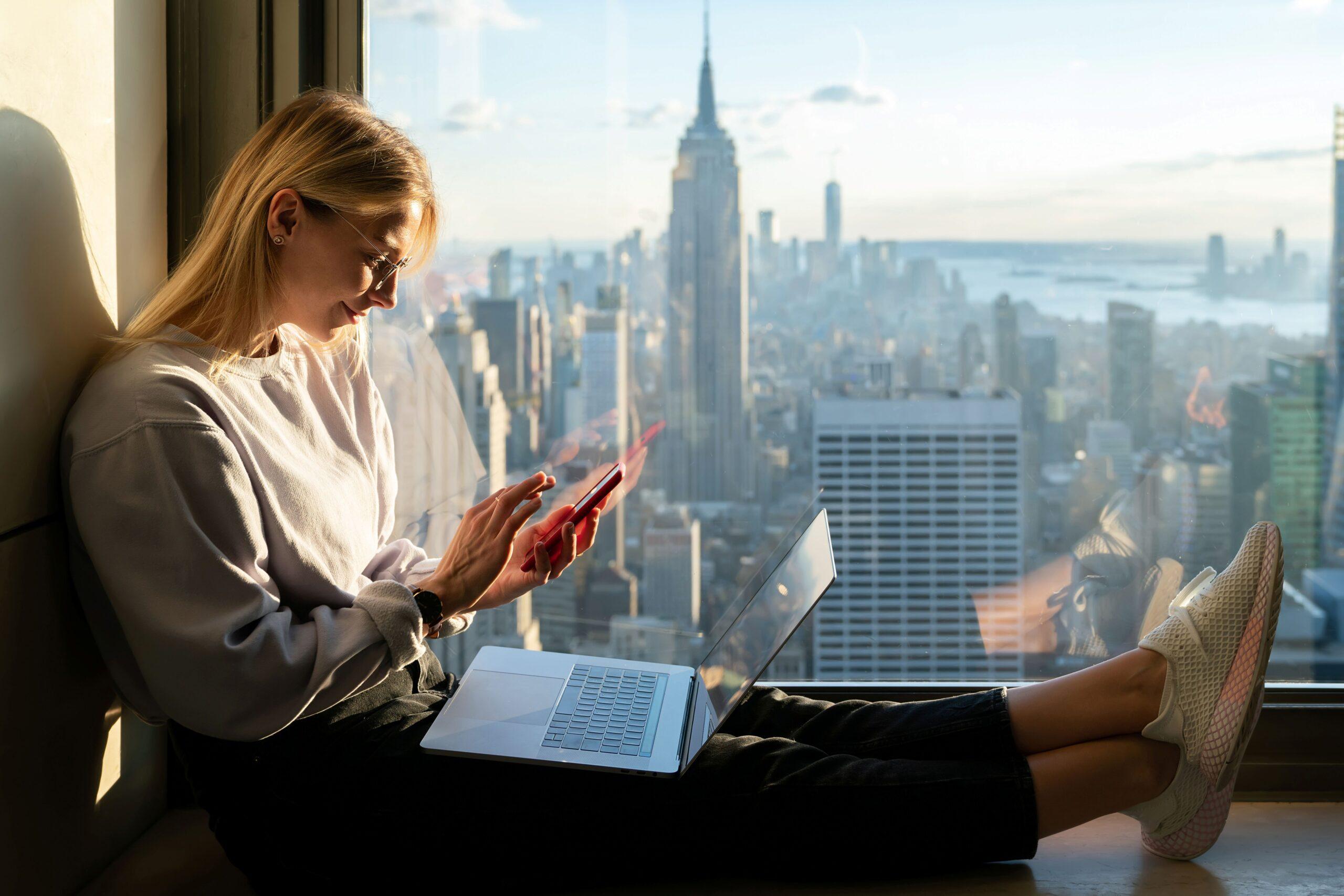 Young student hipster blogger using application on mobile phone.Exchange abroad New York